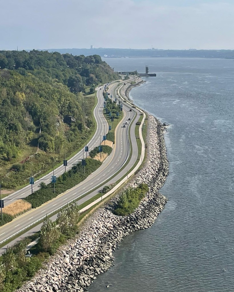 La vue sur le boulevard Champlain, depuis le pont de Québec.