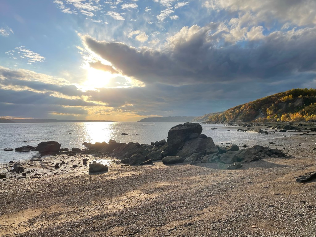 Presque juste sous le pont de Québec, une des plages du sentier des Grèves.